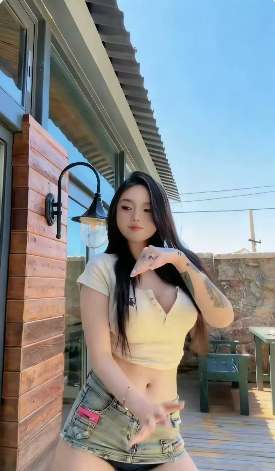 《Meena 成美男》高清全集在线看-免费无广告抢先知-《Meena 成美男》未删减版网盘分享