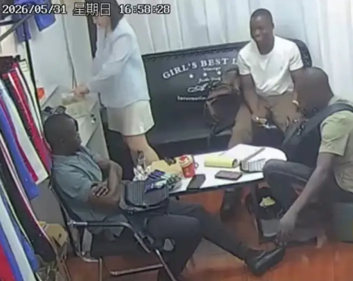 《三个黑人买衣服》完整版监控录像高清在线播放 - 美女老板娘全程应对无删减视频 - 三英战吕布八分钟完整版资源免费观看